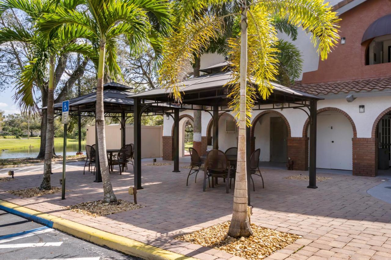 Hotel Clarion Pointe Tampa-Brandon Near Fairgrounds And Casino Mango Exterior foto