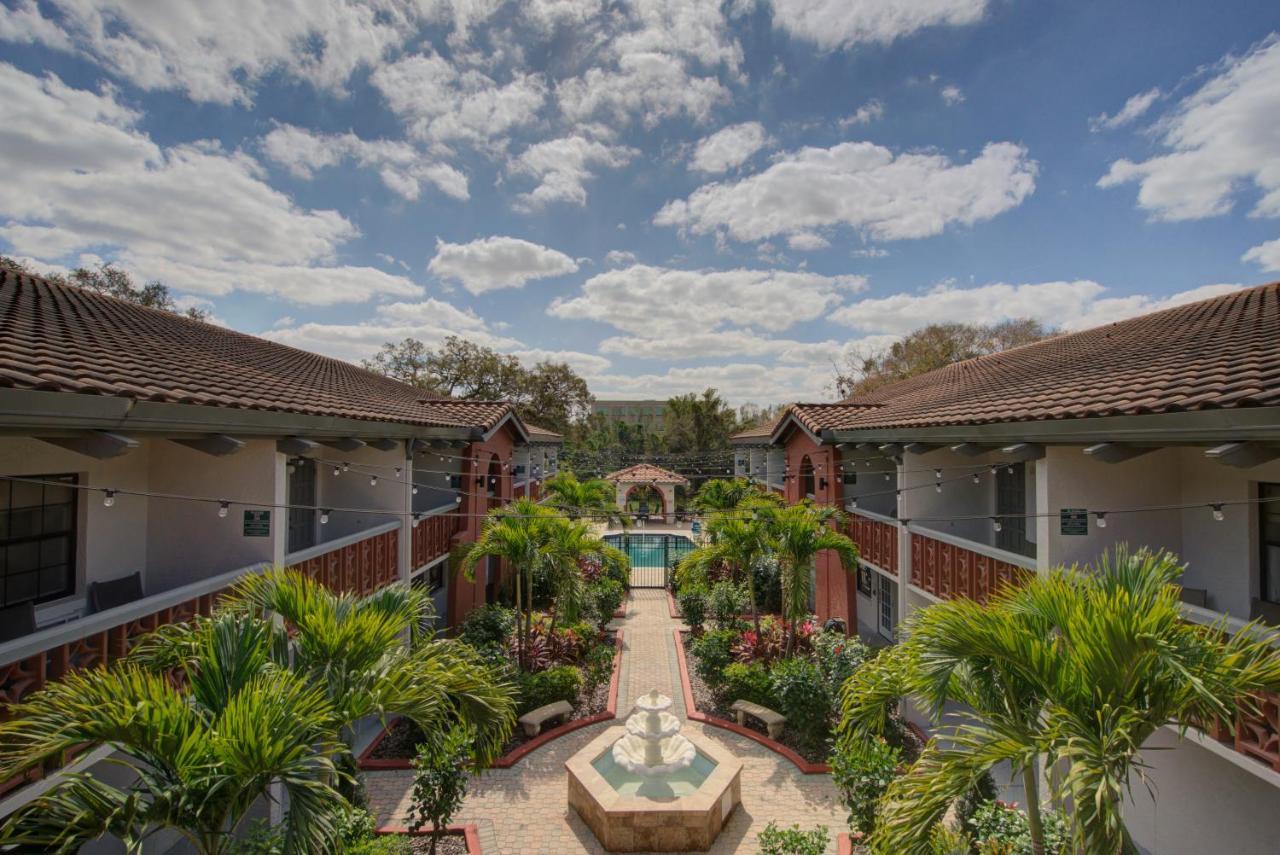 Hotel Clarion Pointe Tampa-Brandon Near Fairgrounds And Casino Mango Exterior foto